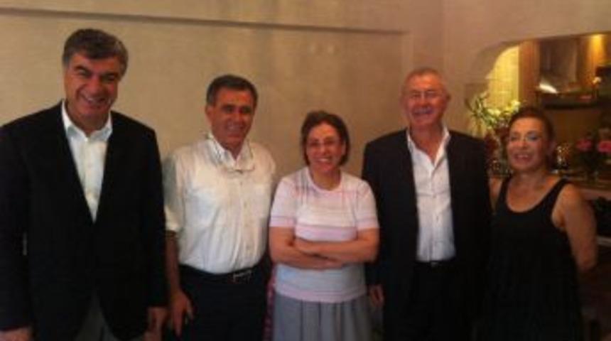 Chp İzmir İl Başkanı Ali Engin Ve İzmir Vekili Alaattin Y&uuml;ksel Tahliye Edilen Pervin Şenel Gen&ccedil;'i Evinde Ziyaret Etti