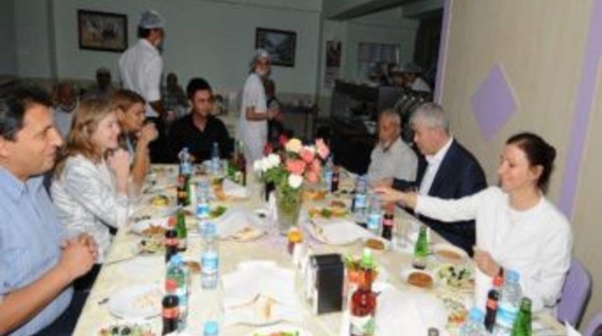 Vali Erden Huzurevinde İftara Katıldı