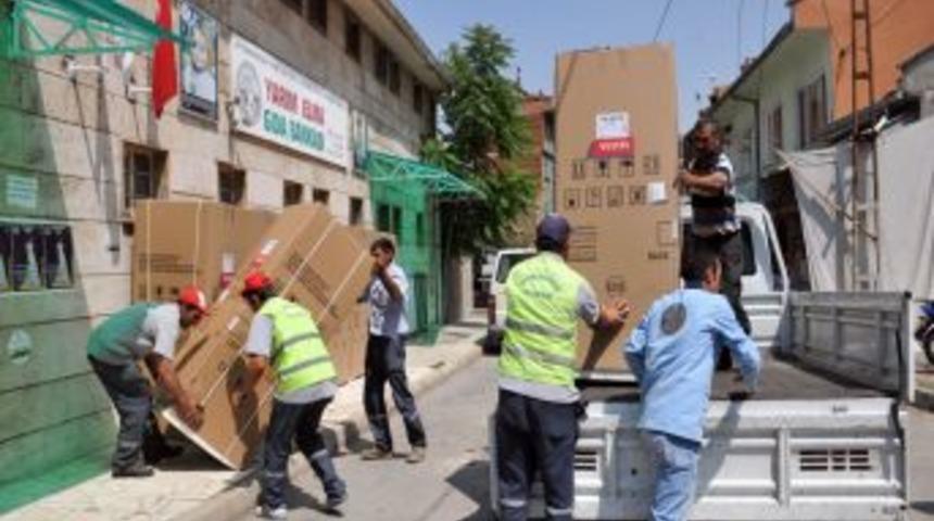 Yarım Elma'dan Ihtiya&ccedil; Sahibi 10 Aileye Buzdolabı Yardımı