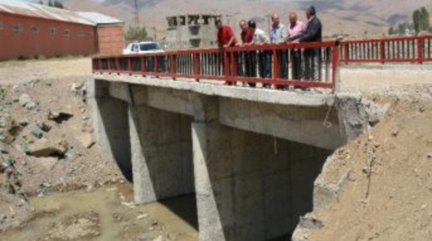 Y&uuml;ksekova&rsquo;da İnşaası Biten K&ouml;pr&uuml; Trafiğe A&ccedil;ıldı