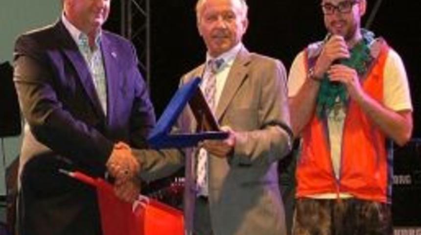 Rıfat Karlova, Ş&ouml;hret Basamaklarını Tayvan'da Tırmandı