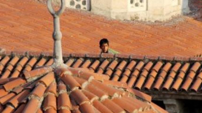 G&uuml;vercin Yakalamak İ&ccedil;in &Ccedil;ıktığı &Ccedil;atıdan İtfaiye İndirdi