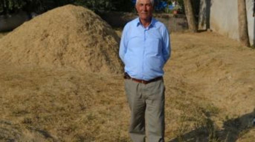 Saman Sıkıntısı &Ccedil;eken K&ouml;yl&uuml;ler Hayvanlarını Satışa &Ccedil;ıkardı