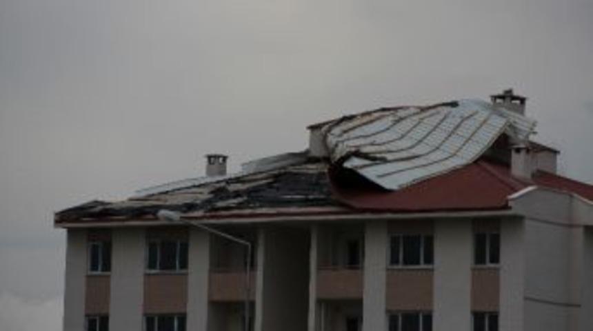 R&uuml;zg&acirc;r Binanın &Ccedil;atısını U&ccedil;urdu