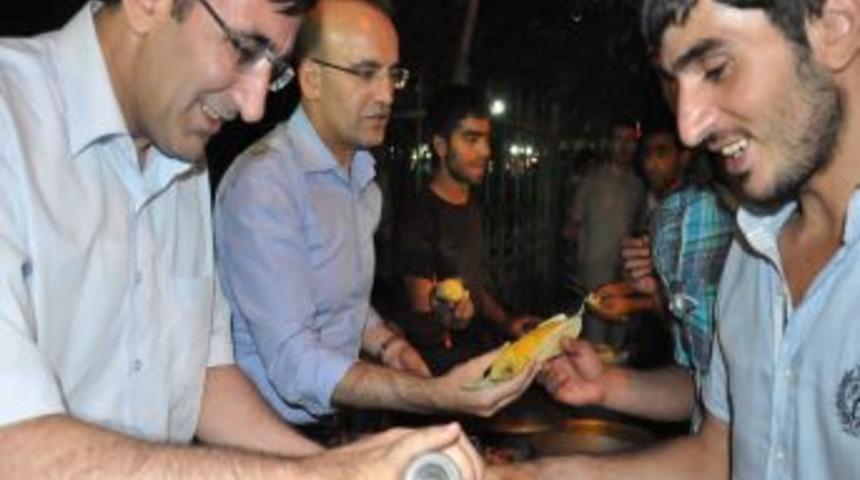 İki Bakan Bingöllülere Kazan Başında Mısır Dağıttı