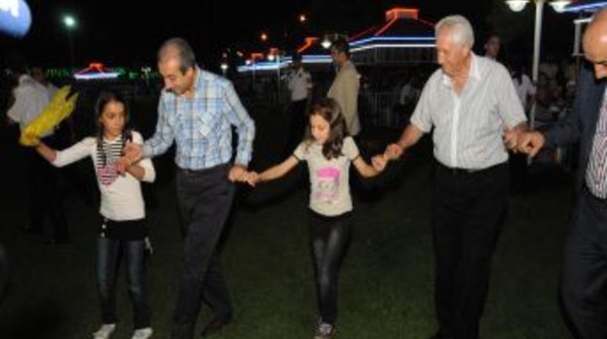 Bakan Eker Muş'ta Kürtçe, Türkçe Şarkılar Söyleyip Halay Çekti