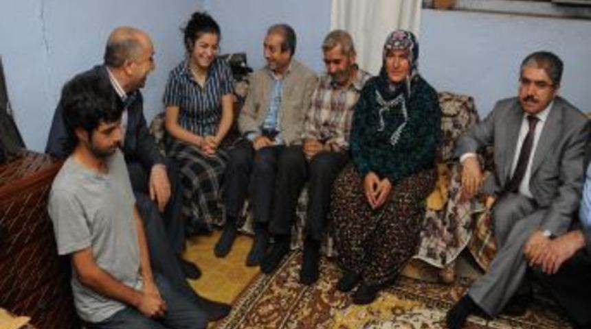 Bakan Eker Muş'ta Bir Odada Yaşayan 5 &Ccedil;ocuklu Aileyi Ziyaret Etti