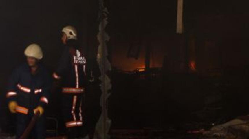 Sancaktepe&rsquo;de 10 Bin Metrekare Alanda Kurulu Mobilya Fabrikası K&uuml;l Oldu