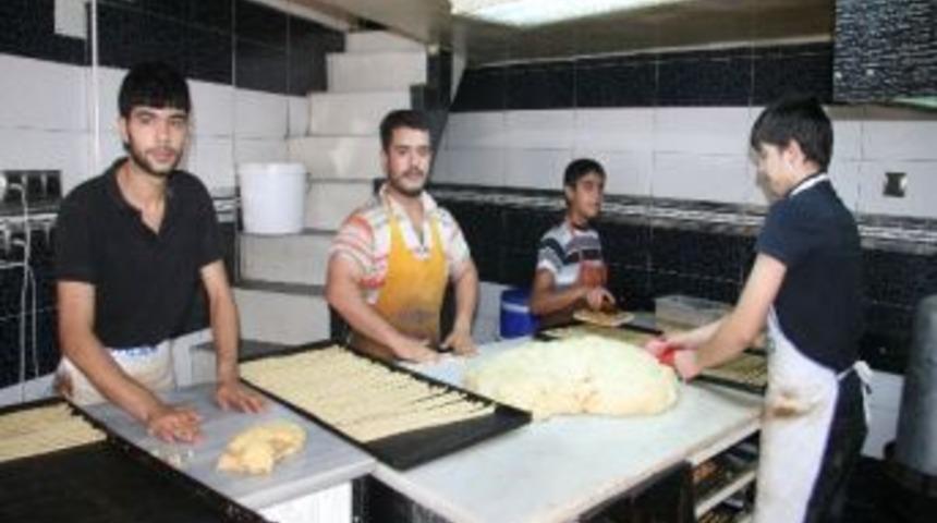 Bayramlık 'kahke' Ve 'gerebi&ccedil;ler' Tezgahlarda