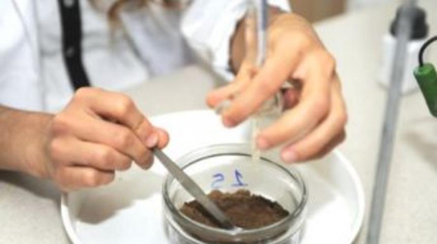 Ahlat&rsquo;ta Toprak Tahlili Yaptıran &Ccedil;ift&ccedil;iye Destek Veriliyor