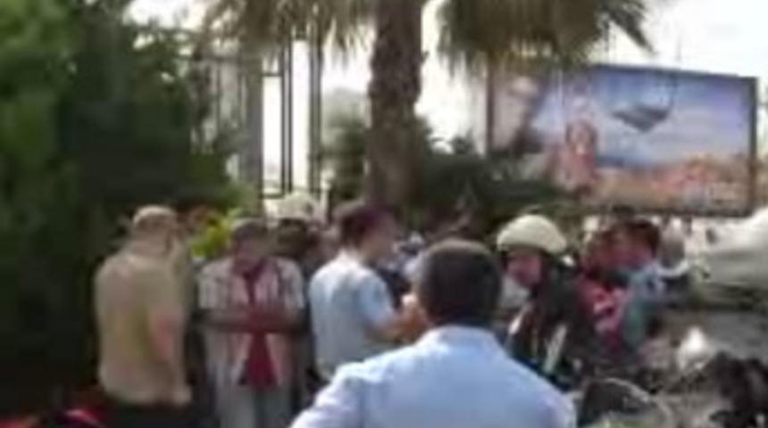 Porsche kaza yaptı; 2 &ouml;l&uuml;