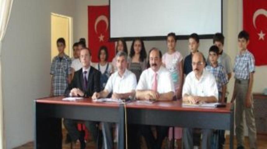 Bursluluk Sınavında Başarı G&ouml;steren &Ouml;ğrencilere &Ouml;d&uuml;l Verildi