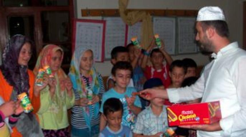 Bu Camiye Gelen &Ccedil;ocuklar &Ouml;d&uuml;llendiriliyor