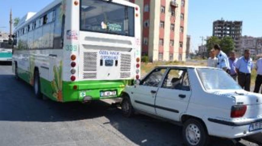 Otomobil Park Halindeki Halk Otob&uuml;s&uuml;ne &Ccedil;arptı: 1 Yaralı