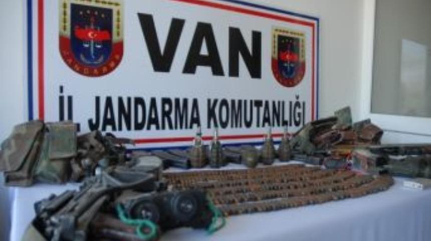 2 Pkk&rsquo;lının &Uuml;zerlerinde &Ccedil;ıkan M&uuml;himmatlar Sergilendi