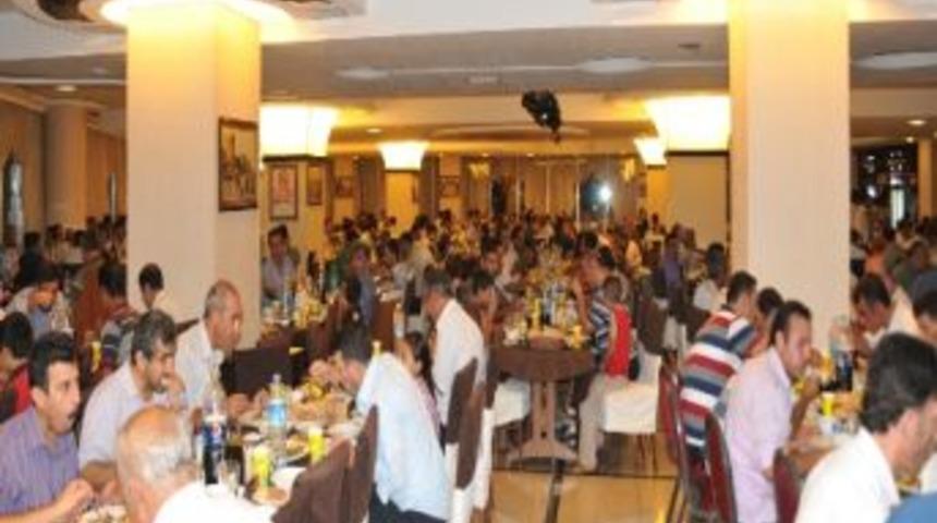 Kayapınar Belediyesi&rsquo;nden Bina G&ouml;revlilerine İftar Yemeği