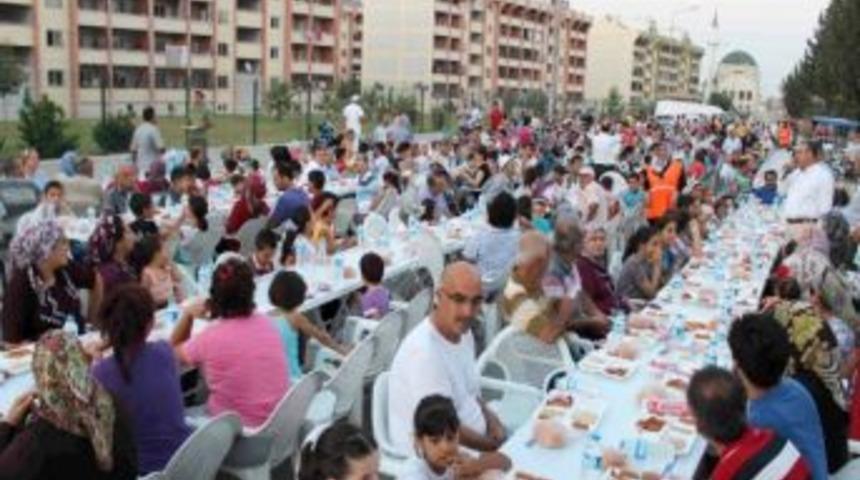 Ak Parti Seyhan İl&ccedil;e Teşkilatının İftar Etkinlikleri S&uuml;r&uuml;yor