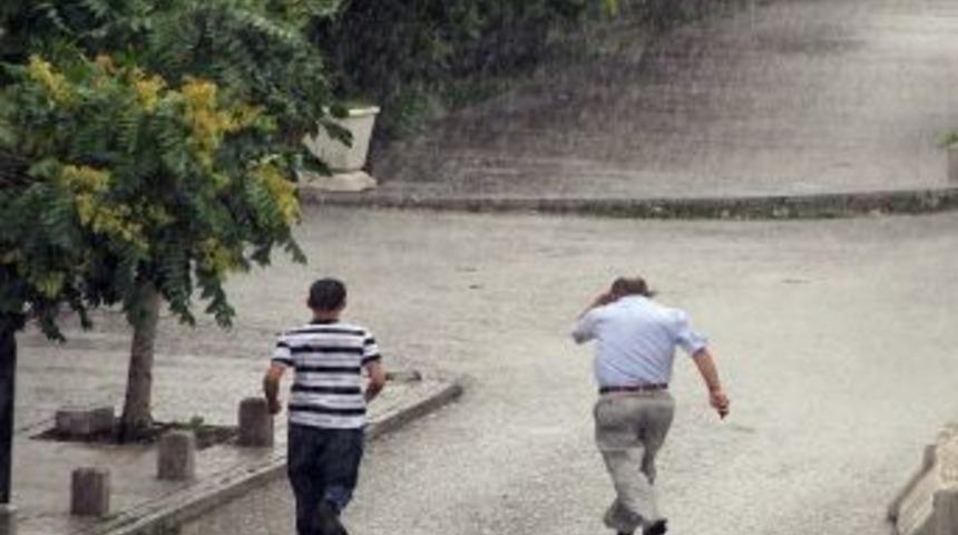 Başkent'te Sağanak Yağış Zor Anlar Yaşattı