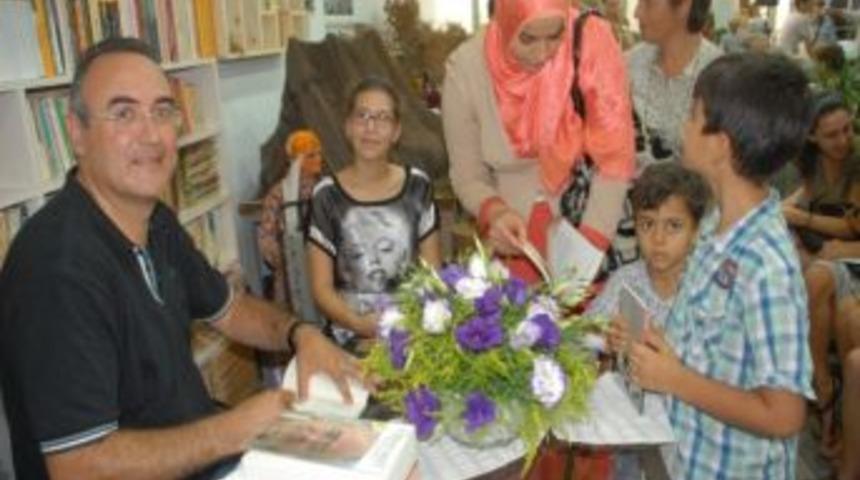 Sunay Akın&rsquo;ın Kitap İmza Ve S&ouml;yleşisine Yoğun İlgi