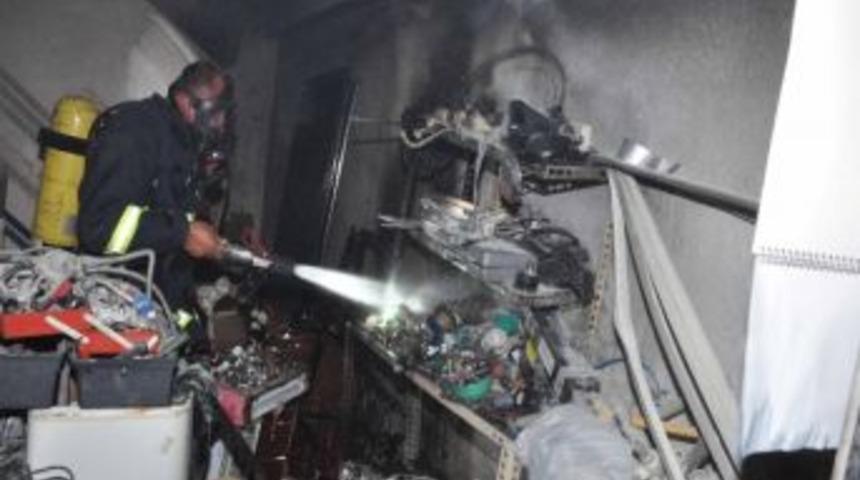 Kuşadası&rsquo;nda Depo Yangını