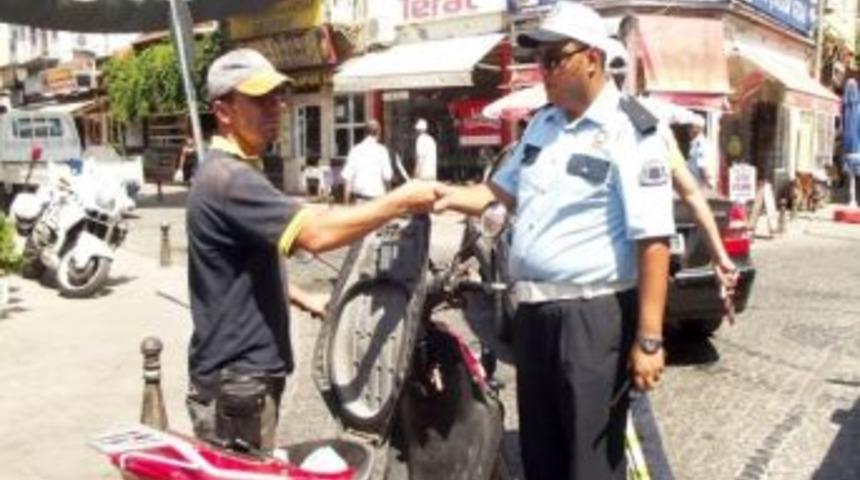 Ayvalık&rsquo;ta Kask Kullanmayan Motosiklet S&uuml;r&uuml;c&uuml;lerine Af Yok