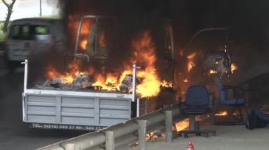 Seyir Halindeki Kamyonet Alev Alev Yandı