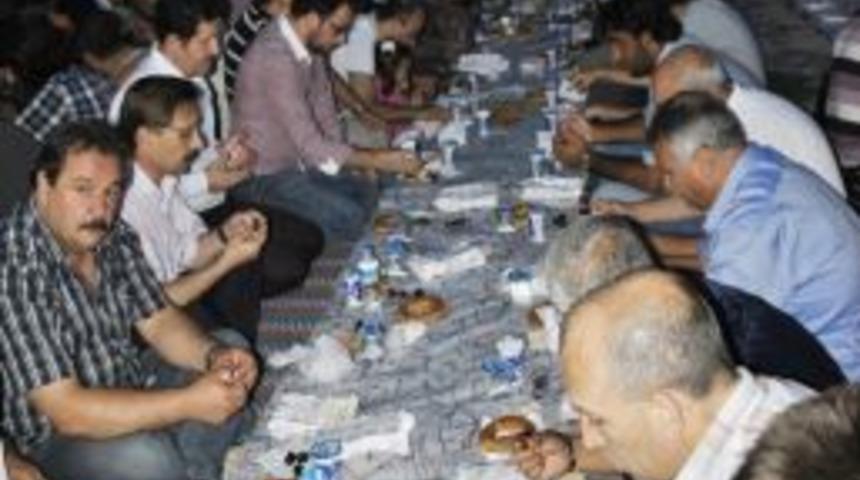 İhh&rsquo;dan Hurma Ve Simitli 'ş&uuml;k&uuml;r İftarı'