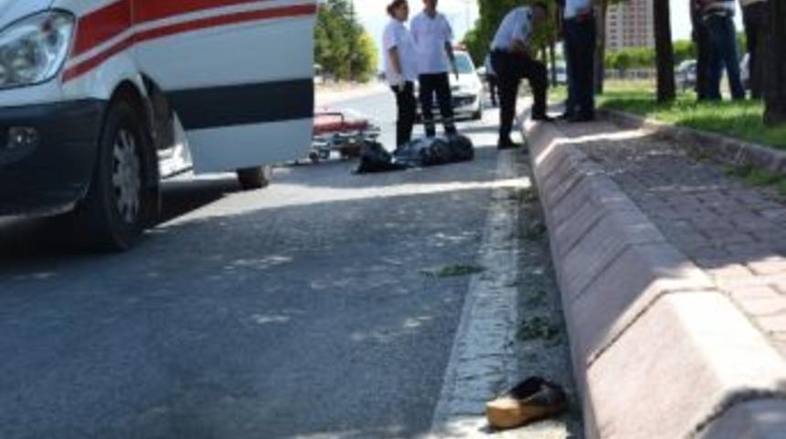 Yolun Karşısına Ge&ccedil;meye &Ccedil;alışan Kadına Otomobil &Ccedil;arptı