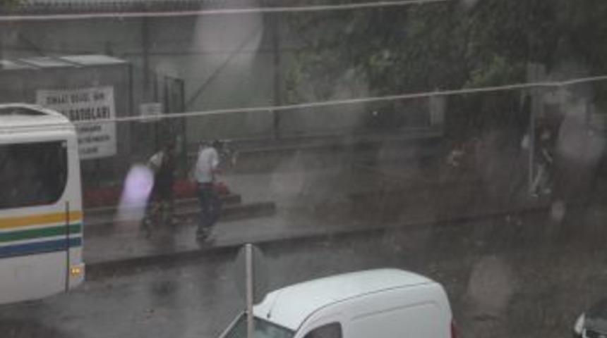 Sağanak Yağış Kısa S&uuml;rede Etkili Oldu