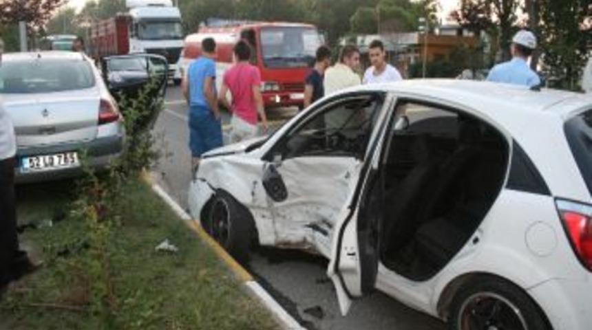 2 Otomobil &Ccedil;arpıştı: 4 Yaralı