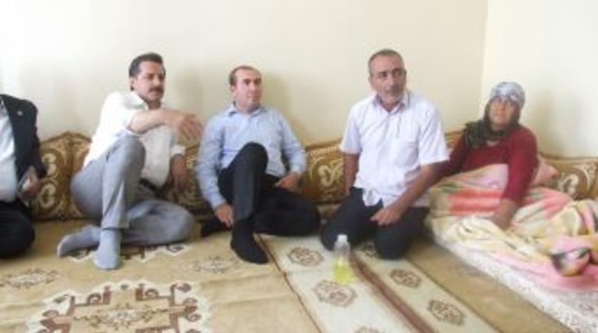 Bakan &Ccedil;elik, Ka&ccedil;ırılan Askerin Ailesini Ziyaret Etti