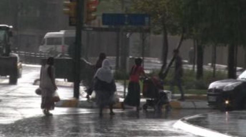 Şiddetli Yağmur Fırtınaya D&ouml;n&uuml;şt&uuml;