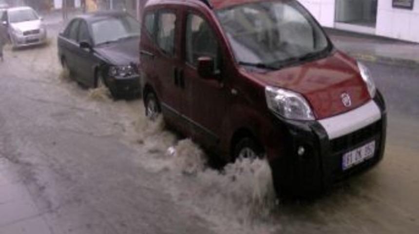 Ak&ccedil;akoca'da Sağanak Yağış Hayatı Etkiledi