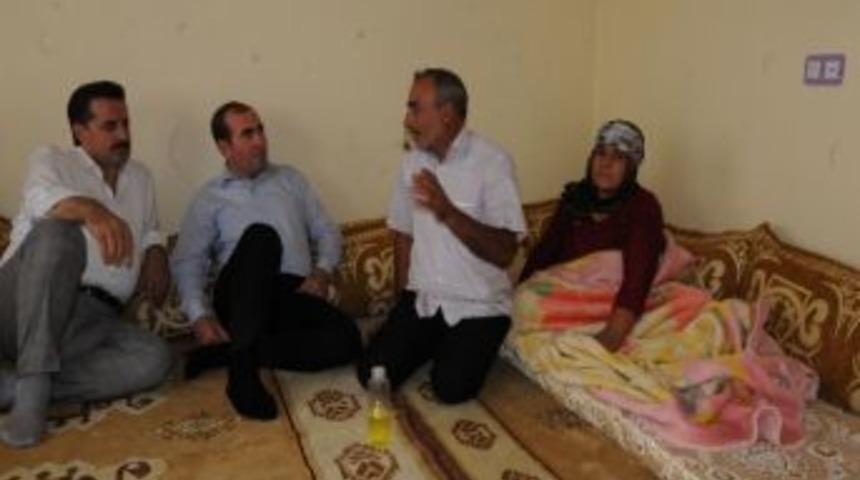 Bakan &Ccedil;elik Ka&ccedil;ırılan Askerin Ailesini Ziyaret Etti