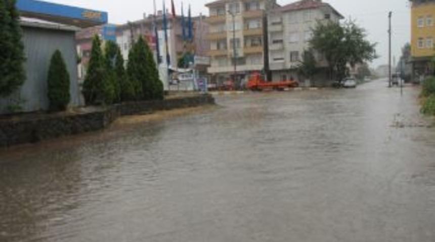 Sakarya&rsquo;da Taş B&uuml;y&uuml;kl&uuml;ğ&uuml;nde Dolu Yağdı