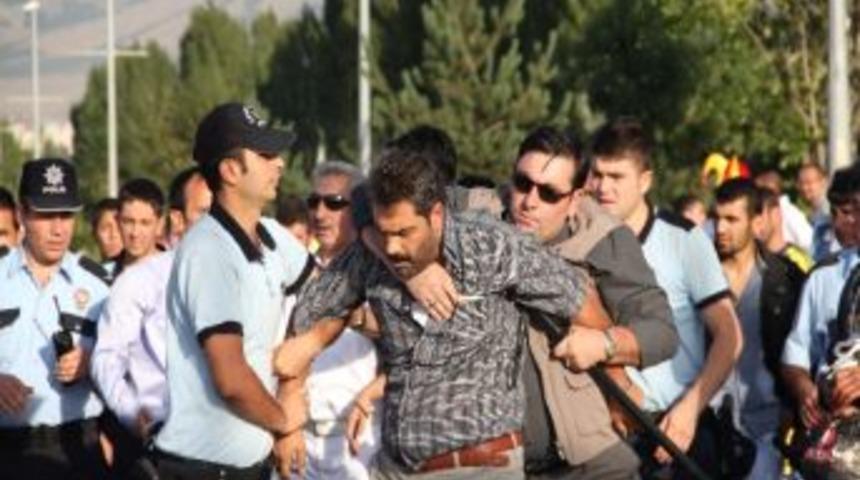 Karaborsa Bilet Satıcıları İle Polis Arasında Arbede Yaşandı