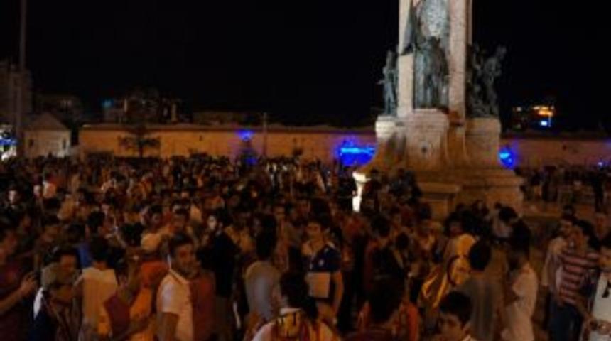 Galatasarylı Taraftarları Taksim'de S&uuml;per Kupa Sevincini Yaşıyor