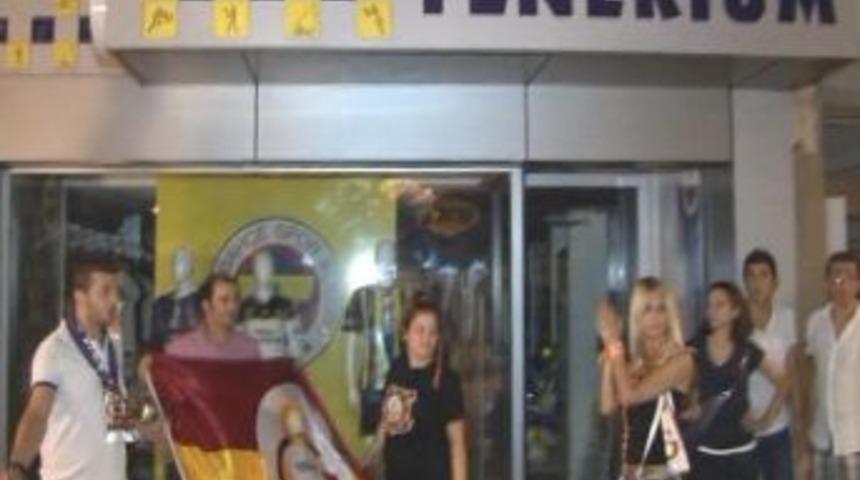 Galatasaraylılar Kupa Sevincini Fenerium &Ouml;n&uuml;nde Kutladı