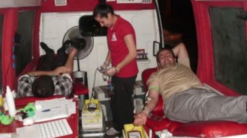 Merkez Camii cemaati kan bağışında bulundu