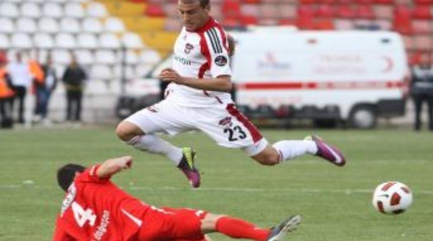 Sakatlığı Ge&ccedil;meyen Cenk Tosun &Uuml;zg&uuml;n