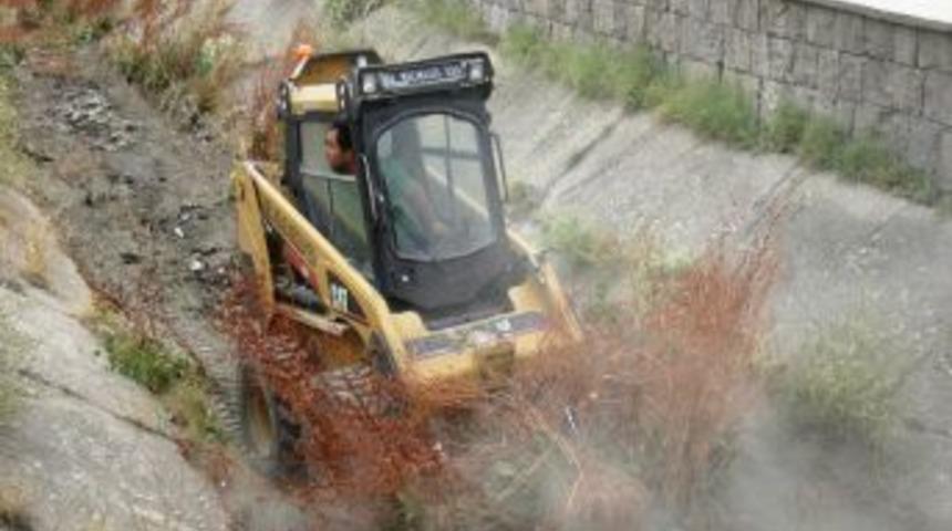 Taşkın Su Kanalları Temizlendi