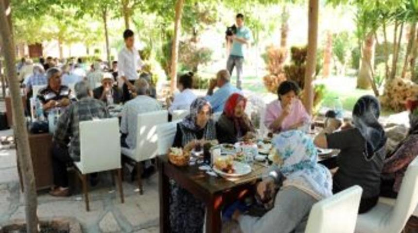 Yaşlılar At &Ccedil;iftliğinde Eğlendi