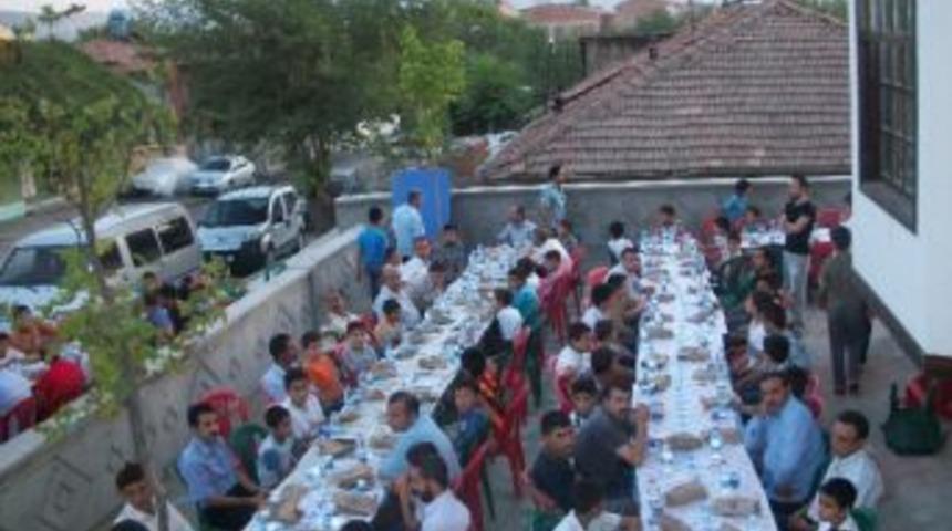 Okuma Salonuna Giden &Ccedil;ocuklara İftar Yemeği