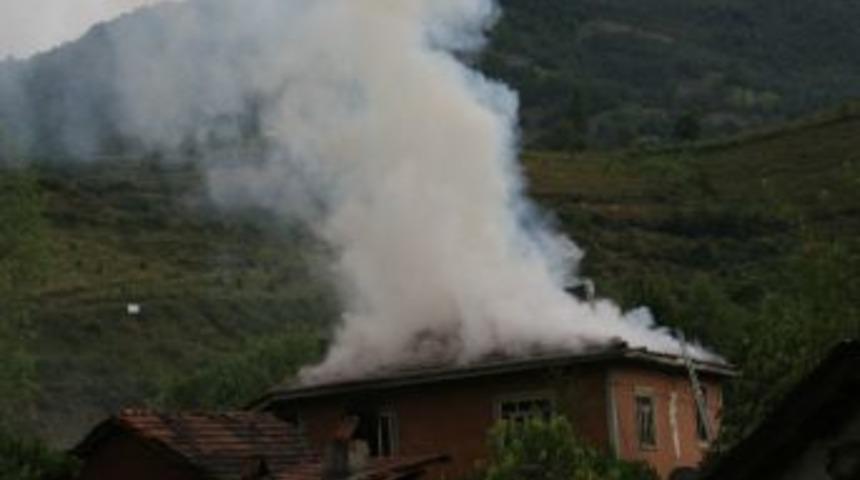 Devrek&rsquo;te Ki Yangında İki Katlı Ev Kullanılamaz Hale Geldi