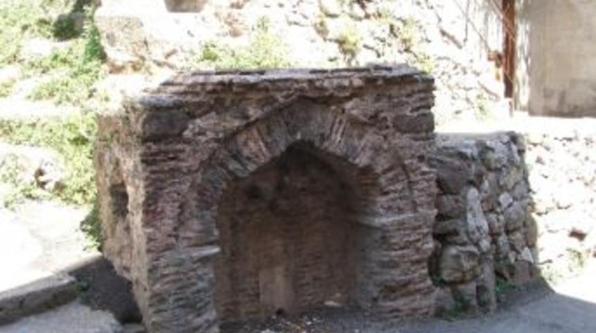 Tarihi &Ccedil;eşmeden Su Akacak