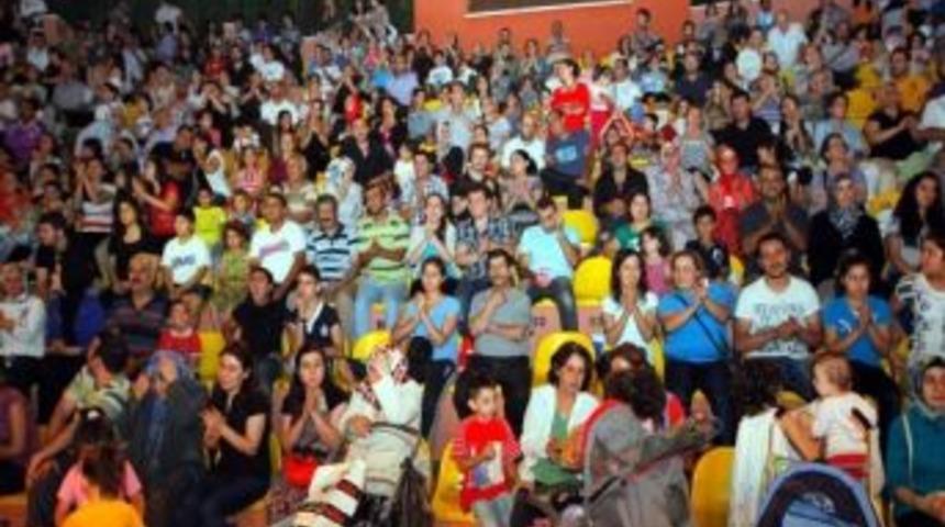 Grup La&ccedil;in Şenliklere Damgasını Vurdu