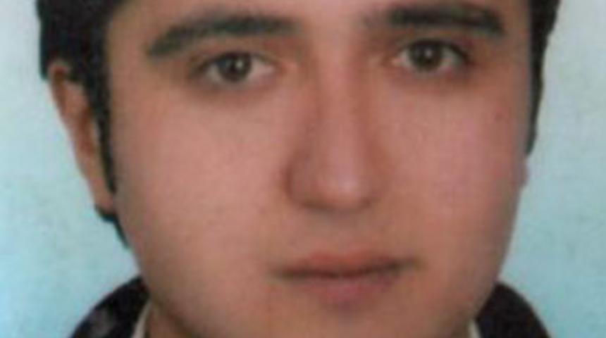 Kucağında &ccedil;ocuğuyla otomobilin altında kaldı