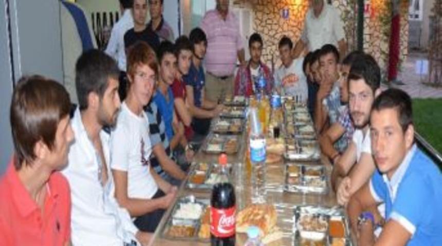 Simav Sitespor Y&ouml;netiminden Taraftara S&uuml;rpriz İftar