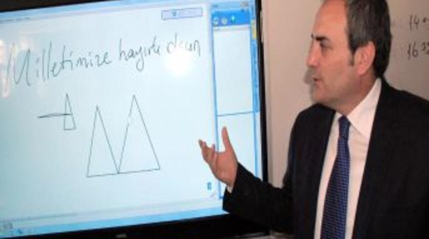 &Uuml;nal: Hayaldi Ger&ccedil;ek Oldu, Akıllı Tahtalar Yerleştiriliyor