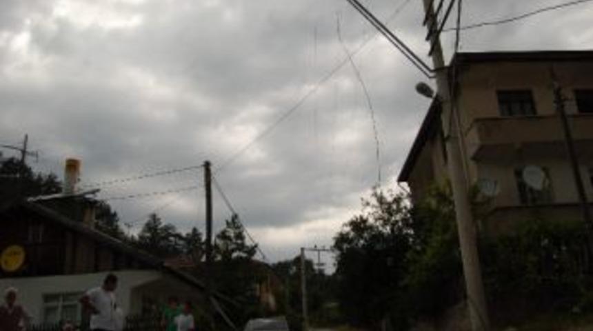 Ara&ccedil;&rsquo;ta Elektrik Kabloları Tehlike Sa&ccedil;ıyor